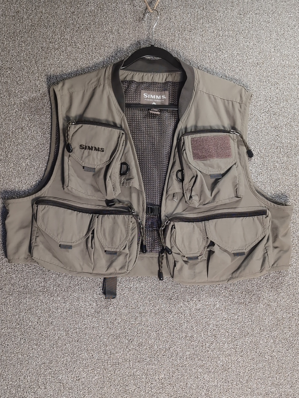 Simms Multi-Pocket Mesh Utility Technical Fly Fishing Vest Size XL Olive Green